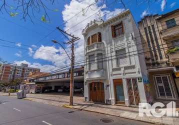 Espetacular casa comercial com três pavimentos. térreo com amplo salão, ambiente externo com jardim de inverno e ambiente de convivência cinco wc, segundo e terceiro pavimentos com 2 amplos saloes e m