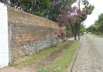 Excelente terreno medindo 11m de frente e  32m de frente  ao fundo;  plano, em local tranquilo, rodeado de casas de ótimo  padrão; terreno com projeto pré-aprovado pela prefeitura para construir 4 cas