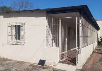 No terreno tem 2 casas a venda a da frente possui  cozinha, banheiro, 1 quarto, sala, área de serviço com tanque e espera para máquina de lavar e pátio.&lt;br&gt;a casa dos  fundos possui  cozinha, ba