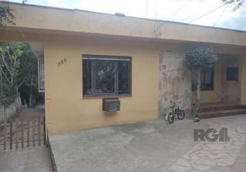 Casa 5 dormitórios, 4 vagas de garagem, no bairro belém novo, porto alegre/rs   &lt;br&gt;   &lt;br&gt;  &lt;br&gt;duas casas em belém novo, 3200 metros quadrados de terreno total, duas piscinas.&lt;b