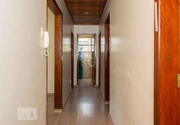 Vende apartamento térreo com acesso pela porta lateral do prédio, de  2 quartos, banheiro com box de vidro, living para dois ambientes, corredor de circulação,  cozinha,  dispensa e área de serviço/la