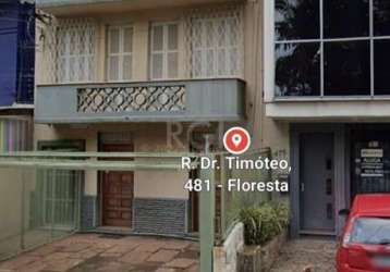 Excelente apartamento com 2 dormitórios, de fundos, living 2 ambientes, cozinha área de serviço, e banheiro social. localização ótima, junto a cristóvão colombo e pertinho do parcão. aceita financiame