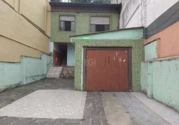 Casa com 4 dormitórios, 2 salas, 3 banheiros, bem conservada no bairro agronomia, com estacionamento, amplo terreno e excelente localização. venha conhecer!