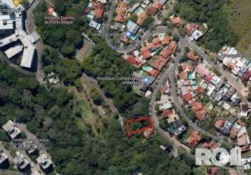 Terreno nos altos da são caetano, bairroteresópolis, com vista para o guaíba, arborizado, rua calma com residencias de alto padrão e toda a infraestrutura publica disponivel. acesso facil a colegios, 