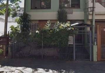 Vende excelente apto de 02 dorm, com 70,64 m², sala, banheiro, cozinha com área de serviço. 01 lance de escada, frente para a rua tapajós. 50 m da assis brasil.&lt;br&gt;próximo do consulado americano