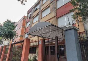 Vende apartamento de 01 dormitório, reformado,  living 02 ambientes, banheiro social, cozinha e área de serviço separada. prédio  com elevador. &lt;br&gt;quase esquina av. getúlio vargas.