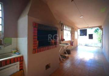 Casa de 3 dormitórios 200 m²,  2 banheiros, 2 salas, área com churrasqueira e amplo pátio com arvores frutíferas.&lt;br&gt;a casa possui 2 andares com espaços amplos e garagem para 2 carros.toda cerca