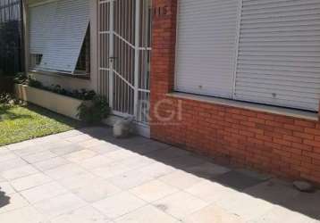 Casa plana com  3 dormitórios com suite, sala 3 ambientes, lareira,churrasqueira, com piscina,garagem 4 carros. aceita imóvel. até 300 mil .marque sua visita.