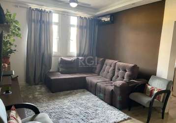 Vende-se apartamento no térreo de 2 dormitórios amplos, living em 2 ambientes, banheiro social, copa na cozinha ampla toda reformada, área de serviço separada , prédio com fachada em pintura. &lt;br&g