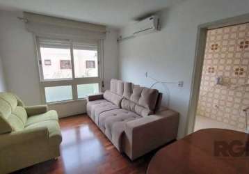 Vende-se apartamento 2 dormitórios, living em dois ambientes, cozinha ampla, área de serviço independente, amplo banheiro, vaga de garagem, fachada do prédio em textura e pintura..&lt;br&gt;obs: ficam