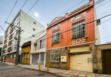 Essa casa única do ano de 1930 no centro histórico de poa  tem muito charme e personalidade, e  a combinação de elementos rústicos com detalhes em madeira e aconchego dão ao sobrado um charme especial