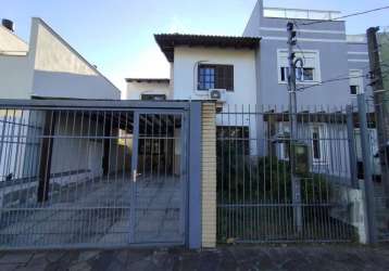 Casa sobrado composta de 4 dormitórios, sendo 2 suítes, living dois ambientes com lareira, cozinha americana com móveis planejados, banheiro social, área de serviço coberta com churrasqueira, pergolad