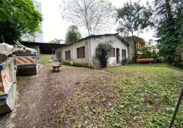 Terreno amplo, excelente para construtoras,pátio amplo, arborizado c/ depósito e pavilhão. junto à bento gonçalves, excelente potencial construtivo na região.&lt;br&gt;&lt;br&gt;casa de alvenaria com 