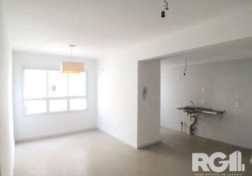 Apartamento com 2 dormitórios, novo, nunca habitado, 1 banheiro, com box instalado, cozinha com pia, churrasqueira, área de serviço. living com luminária instalada. possui 1 vaga de garagem.&lt;br&gt;