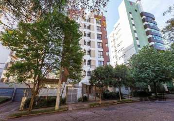 Apartamento de dois quartos, suíte e duas vagas de garagem no bairro petrópolis em porto alegre.&lt;br&gt;de frente com piso em porcelanato, medidor individual de gás, água, espera para split e living