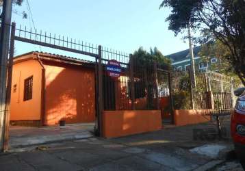 Casa no bairro jardim itu sabará, com 183 m², dispõe de  04 dormitórios, sala, cozinha, 01 banheiro, área de serviço, churrasqueira, piso em cerâmica. vaga para 02 veículos. localizado próximo a acade