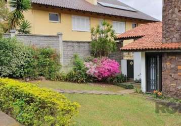 Excelente casa no morro da apamecor, com dois terrenos, são 3 dormitórios, sendo um suíte, ampla área social com lareira, vaga para dois carros, pátio com área verde com variedade de arvores frutífera