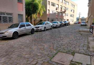 Vende apartamento de 2 dormitórios, mais dependência de empregada, dois banheiros, living amplo, em condomínio fechado com portaria 24 horas e interfone. quadra poliesportiva, salão de festas climatiz