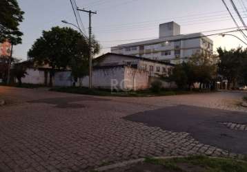 Depósito com pé direito duplo, portão com entrada para caminhões, boa área de manobra, terreno  plano de esquina, medindo 34,00 x 29,00 com aproximadamente 830,00m2. com estudo para  construir 2.800,0