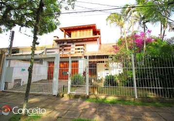 Ótimo sobrado com 3 suítes, sendo 2 deles com sacada e sótão, usado como escritório. sala de estar íntimo com terraço, 3 vagas de garagem, sendo 2 cobertas, hall,  lavabo, sala de estar intimo na part