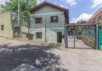 Ótima casa no bairro glória, com 2 terrenos, semimobiliada, muito iluminada e ventilada, com 510m² e 3 pavimentos em porto alegre. &lt;br&gt;no primeiro pavimento possui uma residência independente da