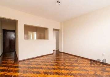 Apartamento no centro histórico com 2 dormitórios, sala para 2 ambientes, cozinha, lavanderia , banheiro social e auxiliar. andar alto, ensolarado e iluminado, condomínio com elevador, portaria diurna