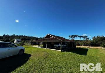 Sítio com 2 hectares, com casa de 2 dormitórios, sala, cozinha, área de serviço e banheiro social, além de garagem coberta e churrasqueira! conta também com lindo açude em meio a muita natureza e árvo