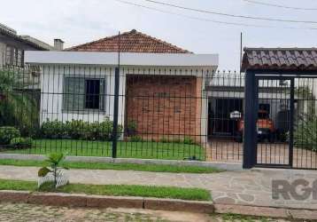 Terreno medindo 12,00 x 44,00, com duas construções em alvenaria. a casa principal totalmente reformada dispõe de 3 dormitórios, sendo que um foi transformado em escritório, banheiro social, lavabo, a