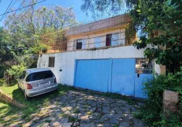 Casa enorme (financia!) no alto do bairro santa tereza, 5 dormitórios sendo 1 suíte, living amplo, 3 banheiros sociais, copa cozinha, área de serviço, lavanderia, parte da frente com terraço, 4 vagas 