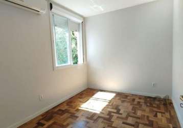 Excelente apartamento totalmente reformado, silencioso , iluminado e ventilado, possui 3 dormitórios , living para 2 ambientes , sala de jantar e sala de estar , cozinha e área de serviço separadas ba