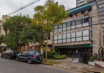 Cobertura triplex, no primeiro piso 3 dormitórios , sendo 1 suíte, sala dois ambientes, sacada, cozinha, área de serviço, dependência de empregada, 3 banheiros, no segundo piso gabinete, 1 banheiro e 