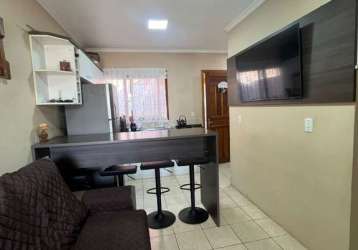 Linda casa em condomínio no bairro guarujá, com 1 dormitório, living dois ambientes, cozinha sob medida, banheiro com armário, garagem de frente a fundos com churrasqueira, imóvel com laje e estrutura