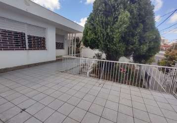 Em excelente localização, entre bairros menino deus e azenha, casa térrea, terreno em aclive, com  3 dormitórios,  living 2 ambientes,  banheiro social e auxiliar, lavanderia, 2 cozinhas e sala de jan