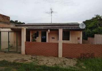 Casa térrea, de 02 dormitórios, sala, cozinha, banheiro.&lt;br&gt;parte externa com churrasqueira, piscina, banheiro na área externa.