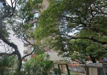 Ótima e ampla cobertura duplex no bairro jardim botânico, de frente, desocupada, com 245m² privativos, de 3 dormitórios e 3 vagas. possui no andar inferior: living amplo com lareira, sala de jantar co