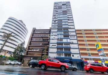 Apartamento para comprar no centro histórico com 3 dormitórios, 1 banheiro, lavabo, dependência de empregada completa, living 2 ambientes  cozinha com área de serviço e garagem.  &lt;br&gt;&lt;br&gt;e