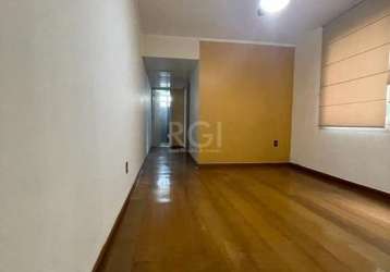 Apartamento de 2 dormitórios, 65m2, living integrado com dois ambientes, banheiro social com ventilação natural, cozinha e área de serviço separadas. armários embutidos no teto do corredor, com excele