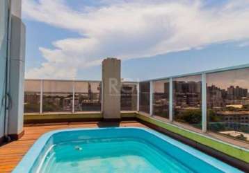 Cobertura com 03 três dormitórios na av.ganzo ,bairro menino deus em porto alegre / rs. mede 262 m² privativos. conservação impecável. vista belíssima do guaíba. terraço com deck e piscina, churrasque