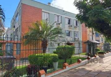 Apartamento 3 dormitórios no menino deus, com 2 banheiros, cozinha, área de serviço separada, living 2 ambientes e vaga de garagem fechada e escriturada. apartamento todo reformado com parte elétrica 