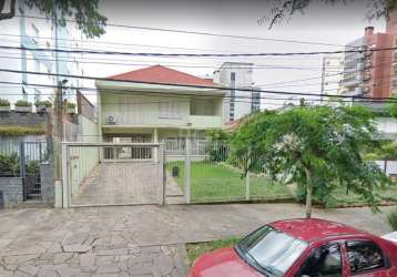 Excelente casa à venda, com 324m² de área privativa, 4 dormitórios, 4 banheiros sociais, 2 vagas de garagem, face do imóvel para o andar inteiro, salas espaçosas, estado de conservação ótimo. não perc