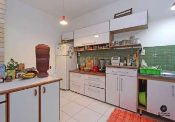 Apartamento de 02 dormitórios com amplo living de frente e com vista no bairro menino deus. cozinha grande com área de serviço conjugada, possibilidade de churrasqueira (já tem, só abrir), banheiro so