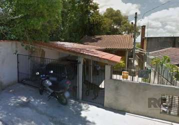 Casa bem equipado está localizado na rua mara martins de martins, no bairro vila nova, em porto alegre. a região oferece proximidade a pontos de interesse, como o morro teresópolis e o morro pasmado, 