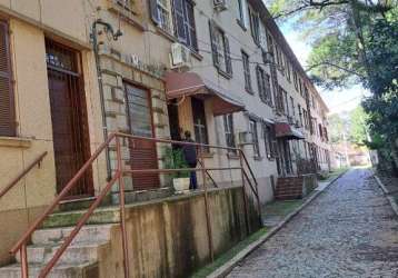 Apartamento 2 dormitórios  no largo da bandeira , iapi  , reformado e com terraço privativo  área serviço separada , patio sol manha e churrasqueira . &lt;br&gt;entrada pela rua largo da bandeira apar