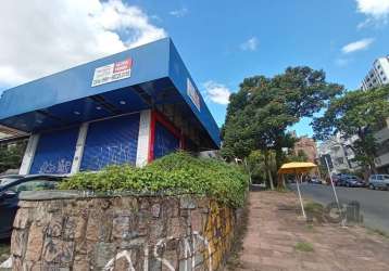 Loja comercial no bairro petrópolis,  localizada na av. lucas de oliveira com dona eugênia.  loja com aproximadamente 377m², ampla, com ampla vitrine em toda sua extensão, rua movimentada, com intenso