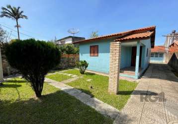 Casa que possui 3 dormitórios, banheiro social, ampla cozinha, sala de estar, ótimo pátio frente e fundos, vaga para uns 5 carros sendo 2 coberta.&lt;br&gt;edícula com churrasqueira, lavanderia e uma 