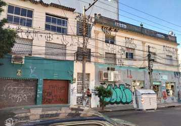 Vende  excelente oportunidade de negócio, prédio com 200 metros quadrados, de esquina com 5 apartamentos. no primeiro andar são 2 apartamentos de 2 dormitórios e jk ; no segundo andar apartamento com 