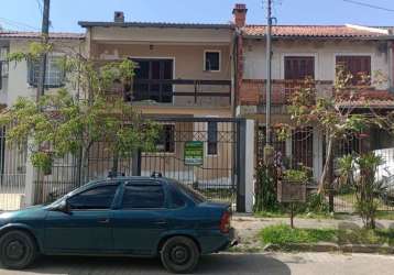 Casa de 156m² distribuídos em sala de estar, sala de jantar, lavabo, 3 dormitórios sendo 1 suíte, banheiro social, cozinha com churrasqueira e fogão à lenha, área de serviço, pátio com piscina e 2 vag