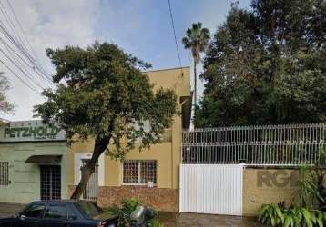 Casa comercial de 252m² de área privativa, 2 pavimentos,  com 8 salas, sendo uma com ármario sob medida, 3 banheiros, cozinha com pia em granito, lavanderia, garagem coberta com churrasqueira e pia.&l