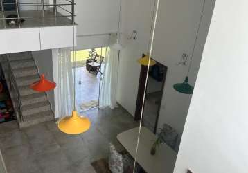 Casa ampla com 4 suítes e closet - piscina, jardim e a minutos do centro!