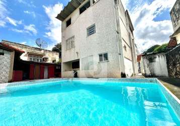 Casa com piscina e churrasqueira  com ótima localização na freguesia